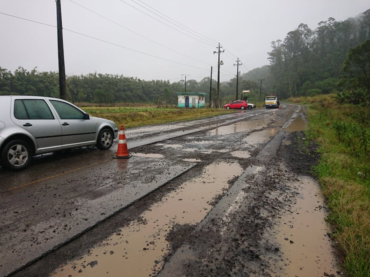 Nova Veneza: carro capota em trecho em obras da rodovia Lírio Rosso