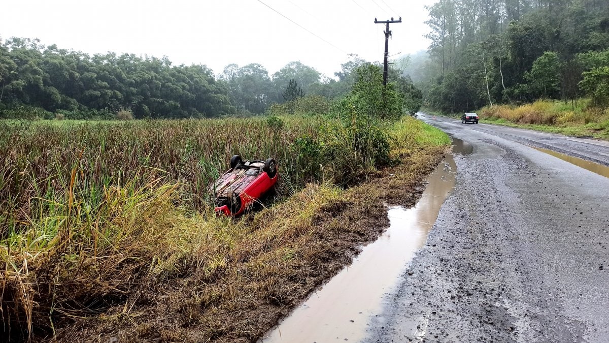 Nova Veneza: carro capota em trecho em obras da rodovia Lírio Rosso