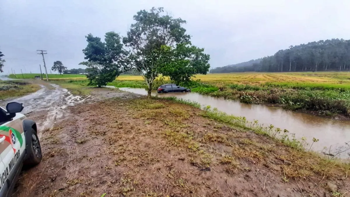 Carro sai da pista e cai em açude no São Bento Alto