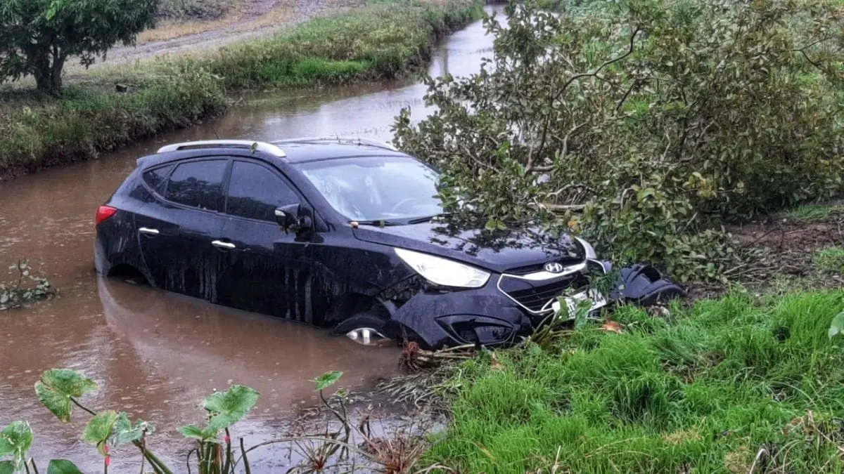 Carro sai da pista e cai em açude no São Bento Alto