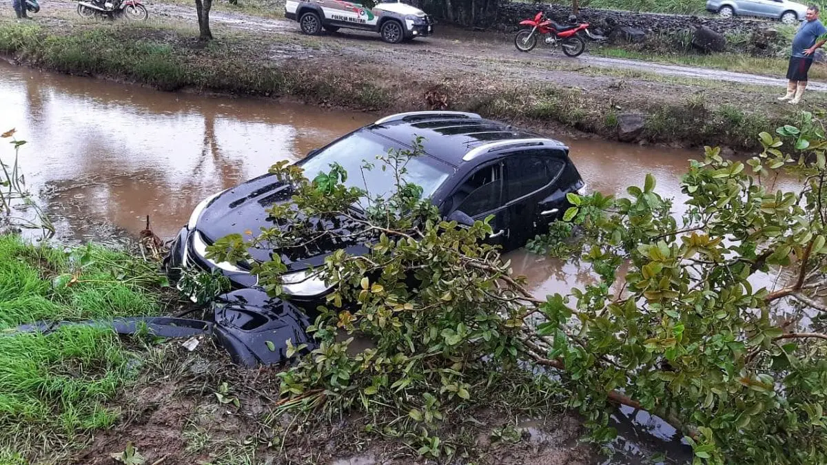 Carro sai da pista e cai em açude no São Bento Alto