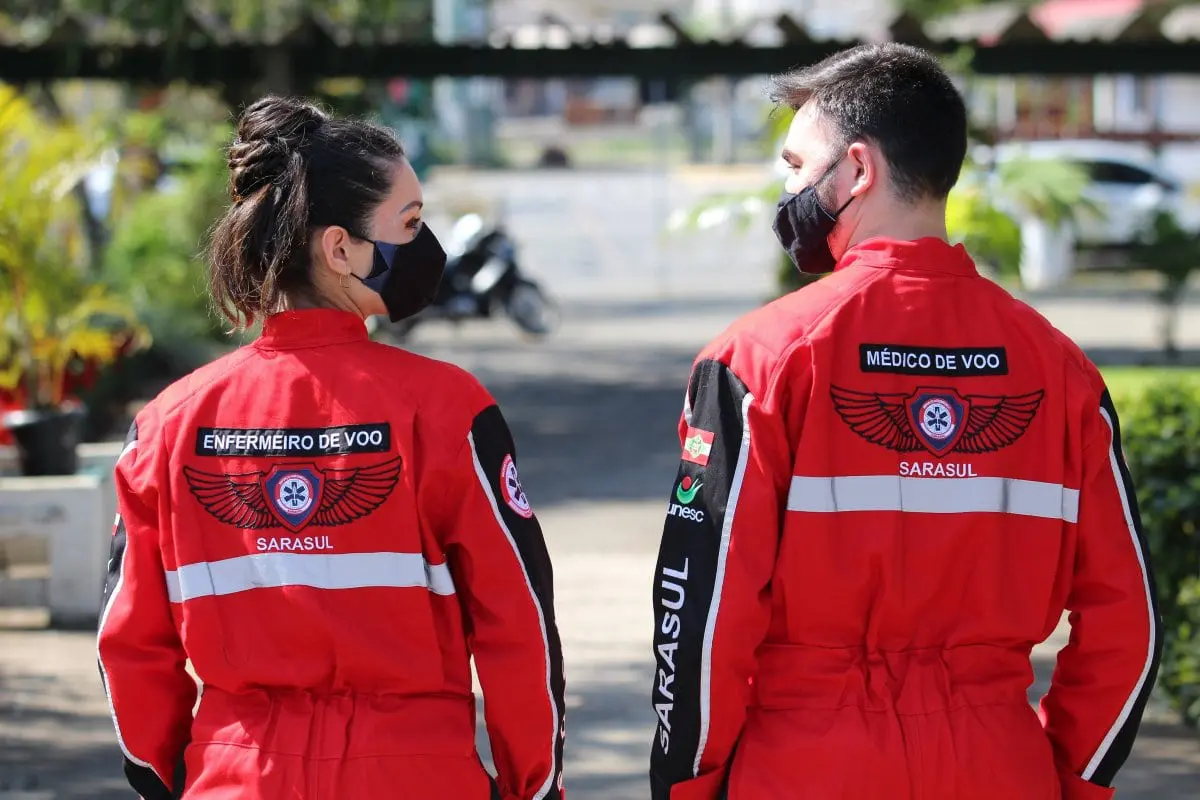 Serviço de Atendimento e Resgate Aeromédico do Sul apresenta uniformes em evento na Unesc