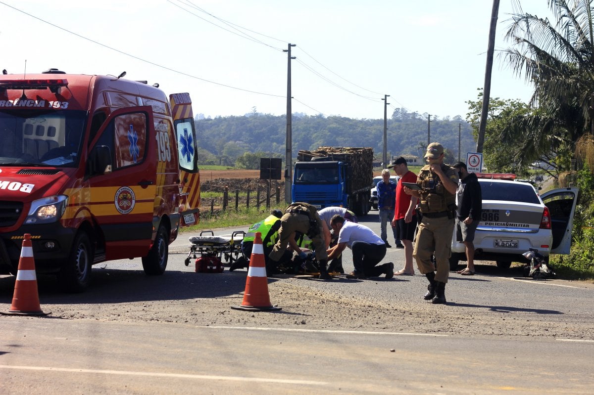 Motociclista fica ferido ao bater em caminhão na Alfredo Pessi 1 Motociclista fica ferido ao bater em caminhão na Alfredo Pessi
