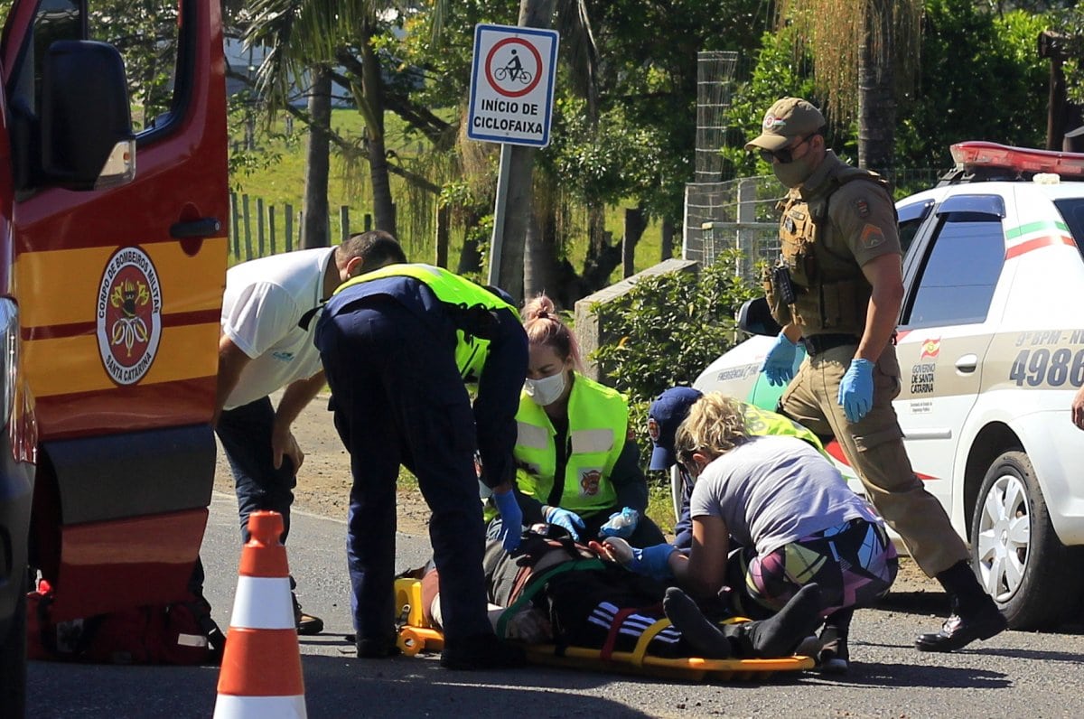 Motociclista fica ferido ao bater em caminhão na Alfredo Pessi 3 Motociclista fica ferido ao bater em caminhão na Alfredo Pessi