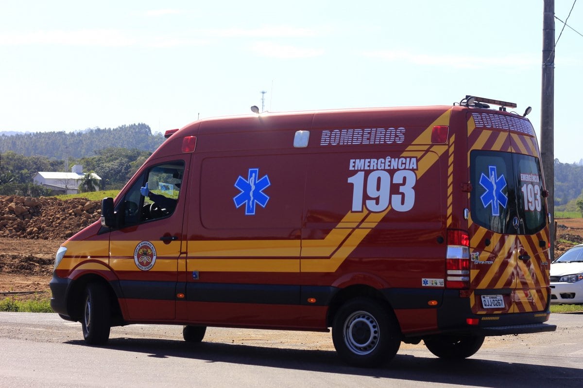 Motociclista fica ferido ao bater em caminhão na Alfredo Pessi 2 Motociclista fica ferido ao bater em caminhão na Alfredo Pessi