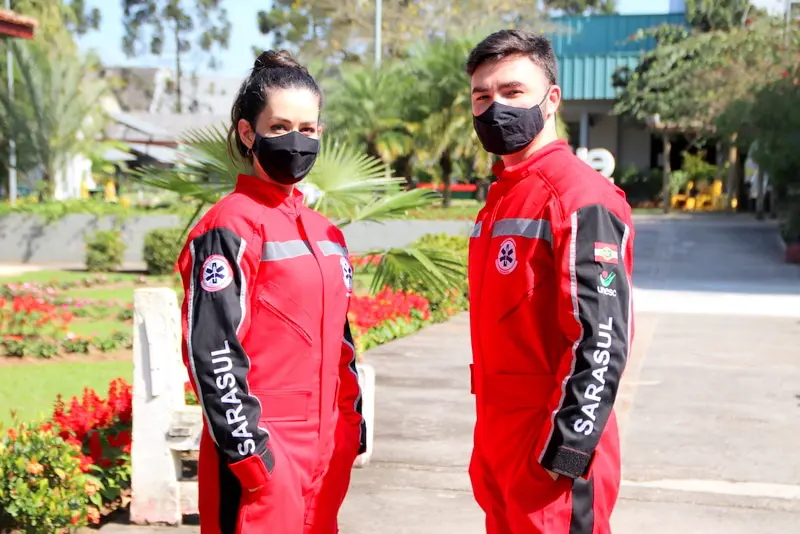 Serviço de Atendimento e Resgate Aeromédico do Sul apresenta uniformes em evento na Unesc