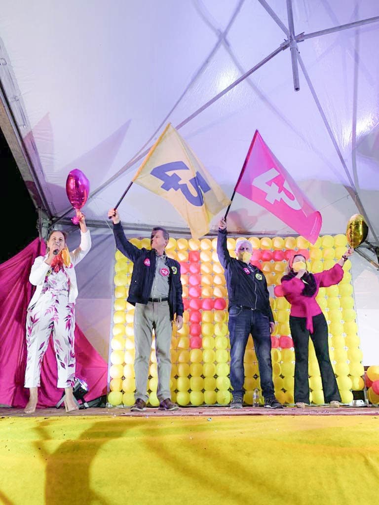 Evento drive-in alusivo ao Outubro Rosa marca a campanha Frigo e Élzio