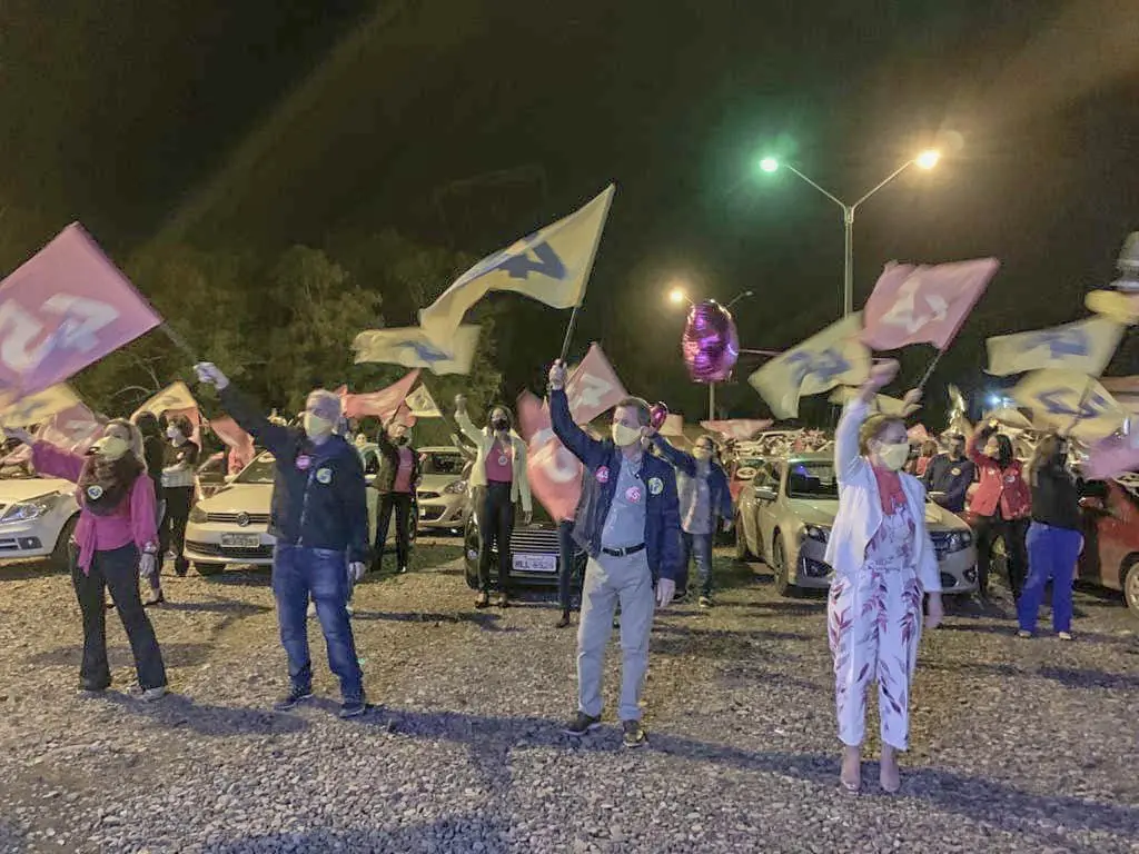 Evento drive-in alusivo ao Outubro Rosa marca a campanha Frigo e Élzio