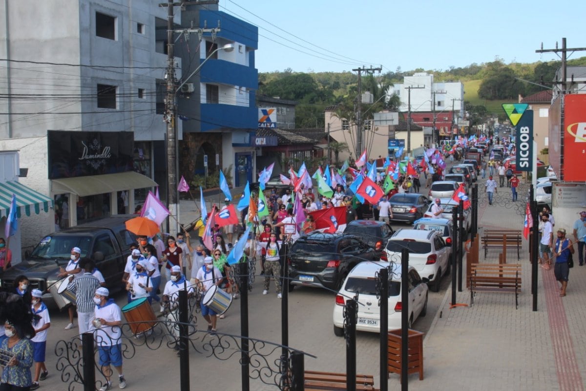 Carnaval de Ênio e Ângela invade a praça