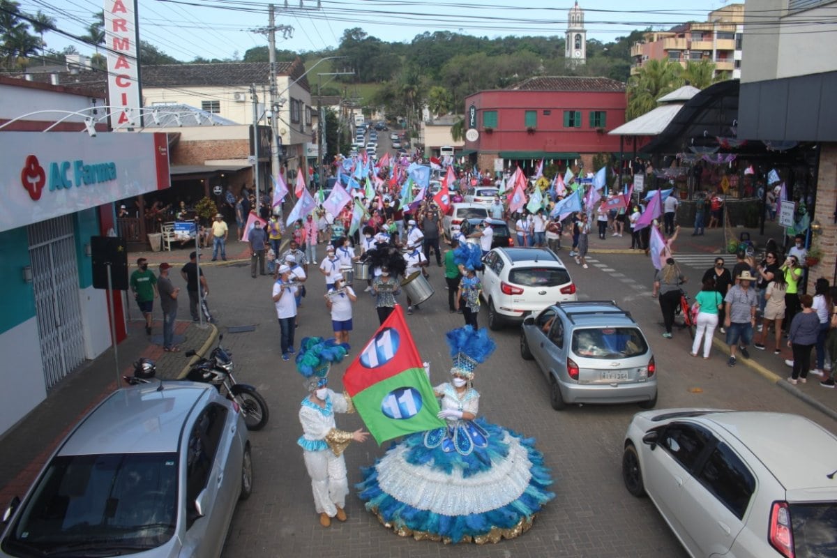 Carnaval de Ênio e Ângela invade a praça