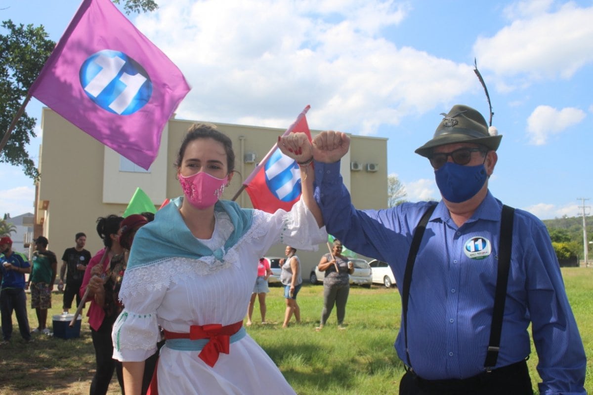 Carnaval de Ênio e Ângela invade a praça