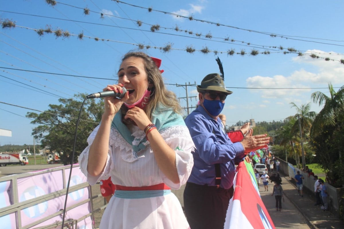 Carnaval de Ênio e Ângela invade a praça