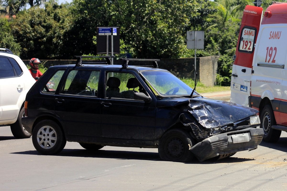 Colisão entre automóveis deixa duas pessoas levemente feridas no Caravaggio 3 Colisão entre automóveis deixa duas pessoas levemente feridas no Caravaggio