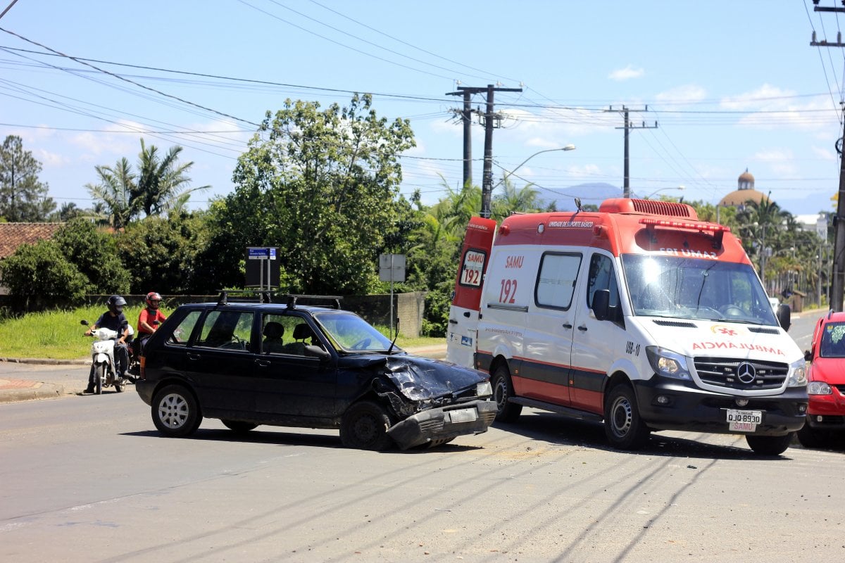 Colisão entre automóveis deixa duas pessoas levemente feridas no Caravaggio 1 Colisão entre automóveis deixa duas pessoas levemente feridas no Caravaggio