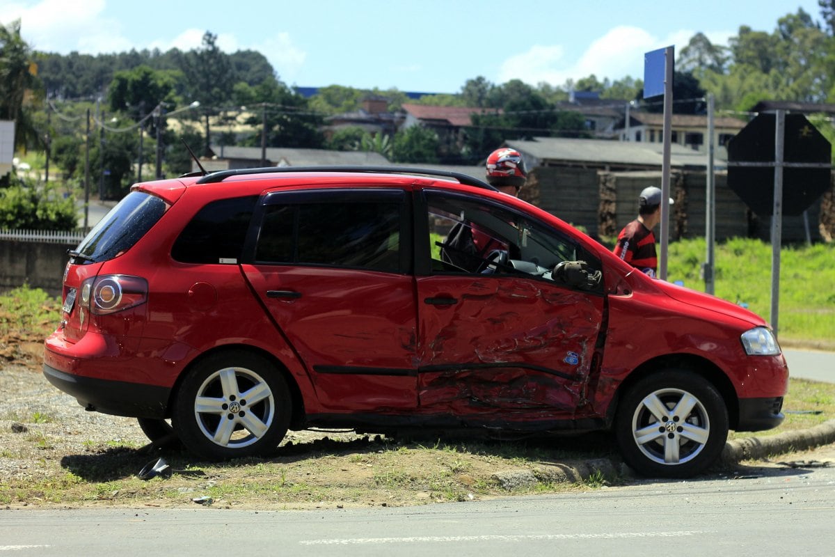 Colisão entre automóveis deixa duas pessoas levemente feridas no Caravaggio 2 Colisão entre automóveis deixa duas pessoas levemente feridas no Caravaggio