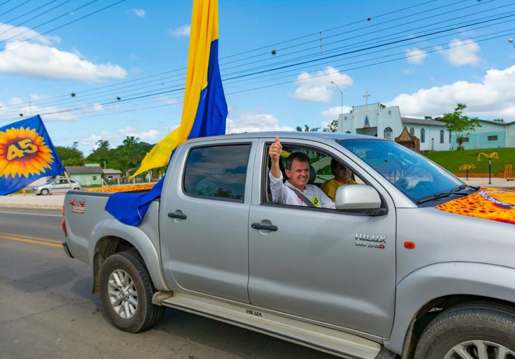 Onda amarela e azul invade carreata do 45 em Nova Veneza