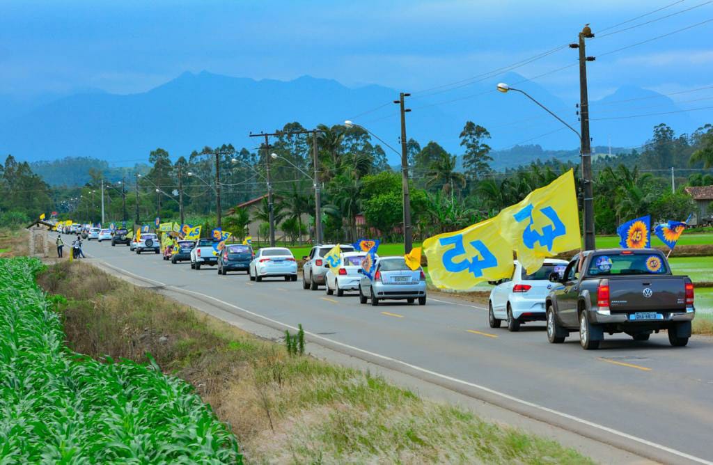 Onda amarela e azul invade carreata do 45 em Nova Veneza