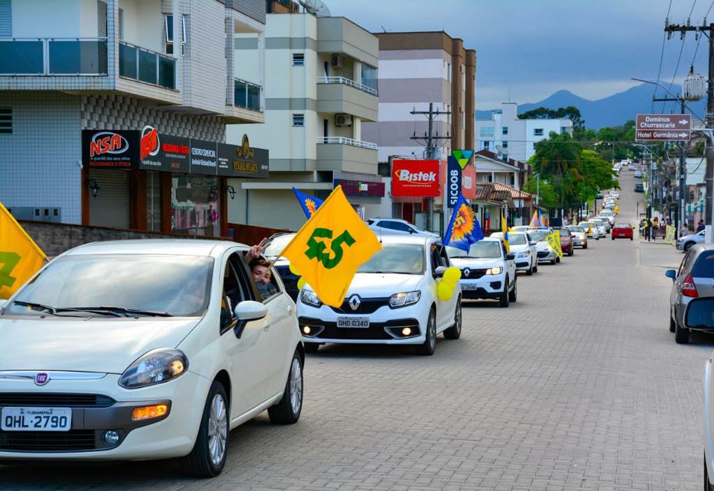 Onda amarela e azul invade carreata do 45 em Nova Veneza