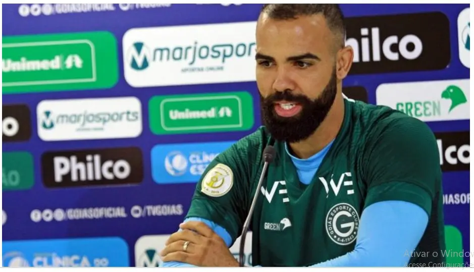 Sandro volta a ser opção no Goiás e pede “união total” para recuperação da equipe na Série A