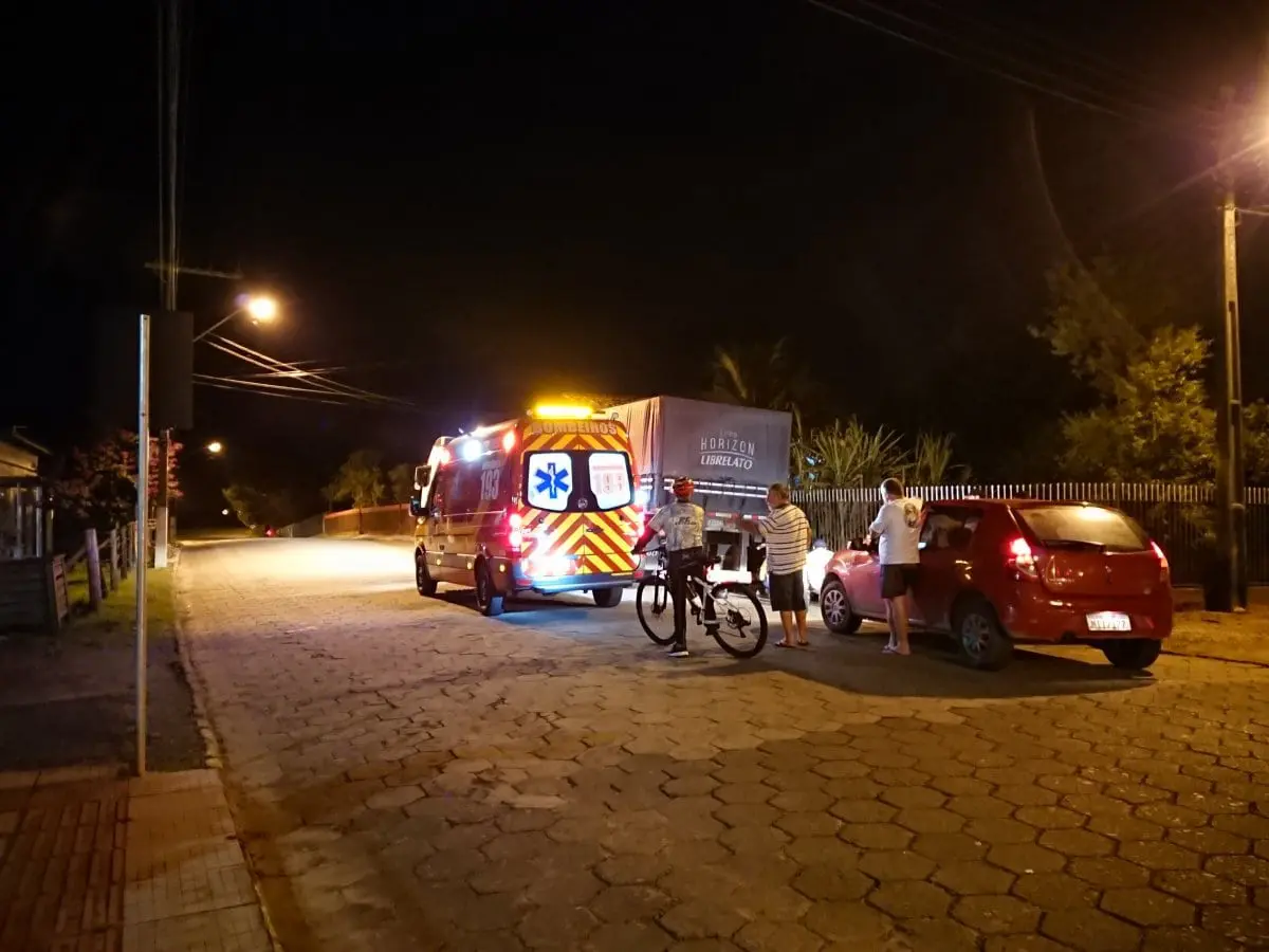 São Bento Baixo: homem fica ferido após bater de moto em carreta estacionada