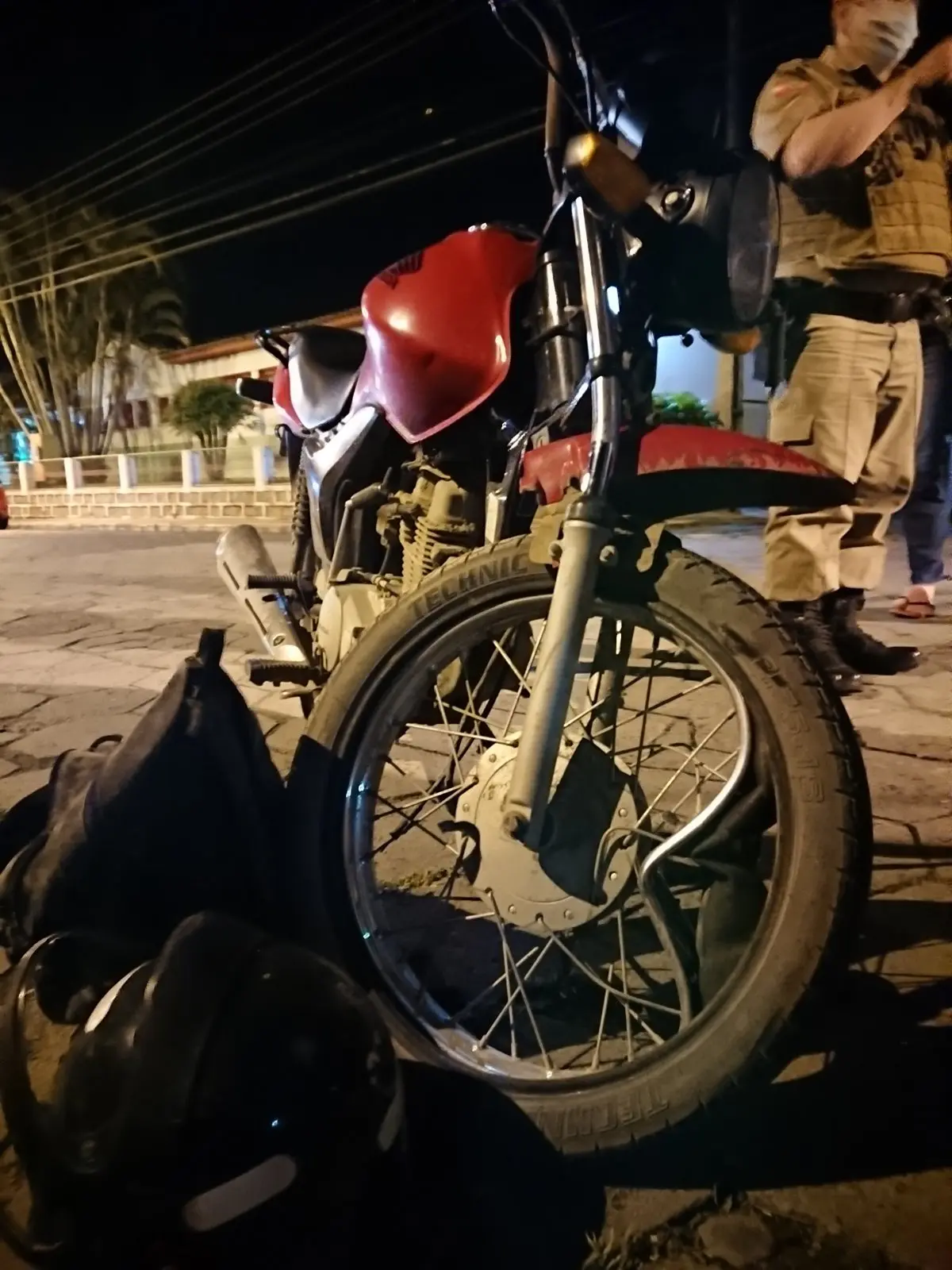 São Bento Baixo: homem fica ferido após bater de moto em carreta estacionada