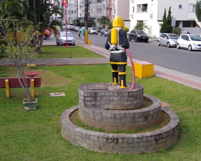 História de um incêndio no quartel dos Bombeiros 1 História de um incêndio no quartel dos Bombeiros