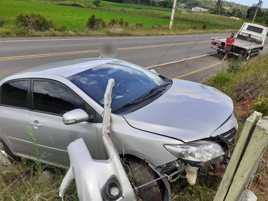 Em Nova Veneza carro sai da pista e bate em barranco