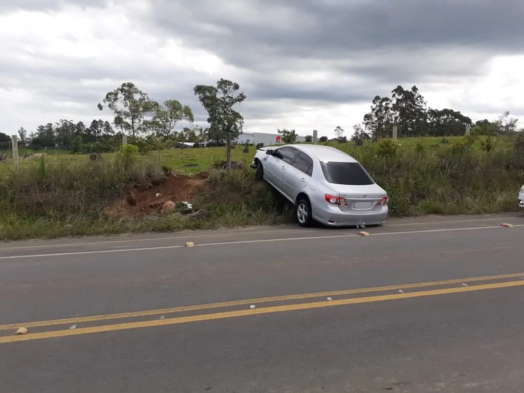 Em Nova Veneza carro sai da pista e bate em barranco