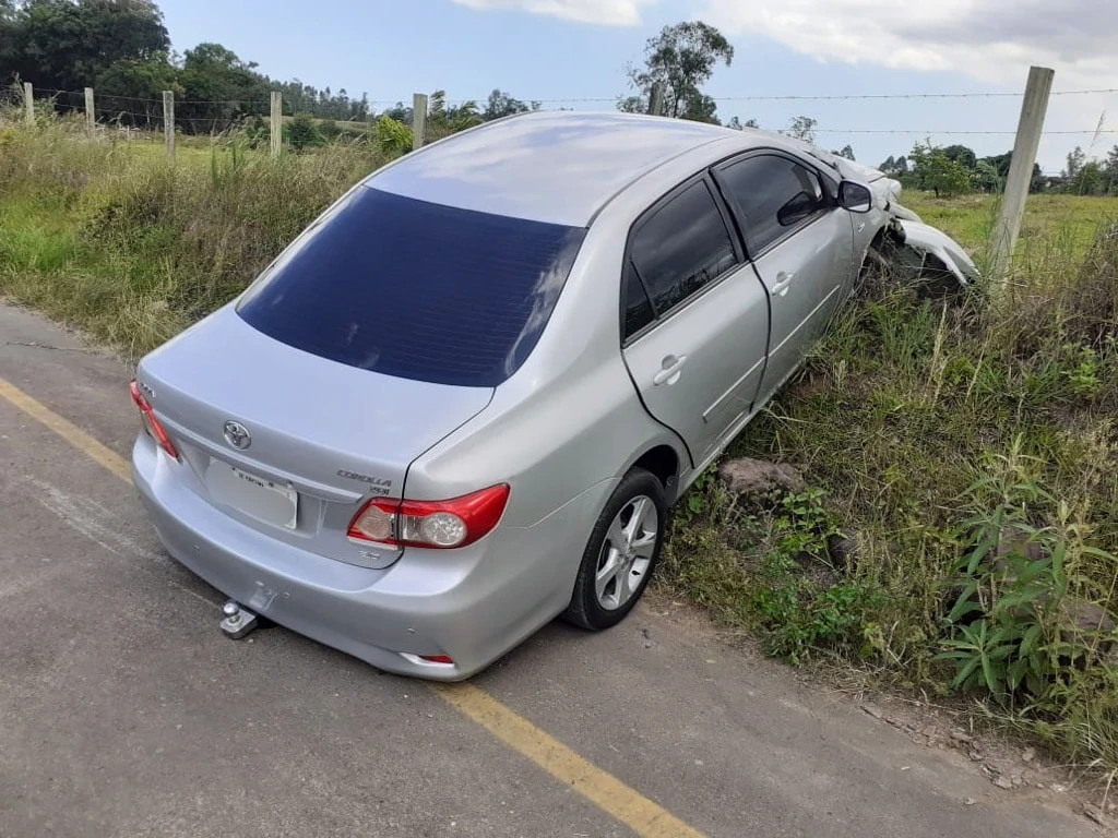 Em Nova Veneza carro sai da pista e bate em barranco