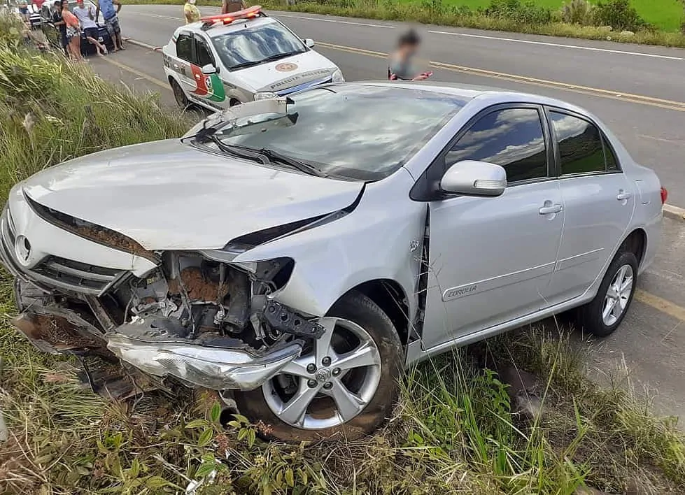 Em Nova Veneza carro sai da pista e bate em barranco