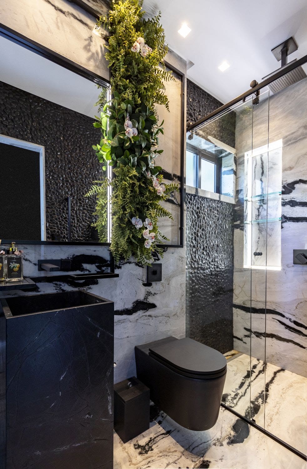 Para inspirar: 6 banheiros com pouca metragem, mais cheios de estilo nas decorações 9 Para inspirar: 6 banheiros com pouca metragem, mais cheios de estilo nas decorações