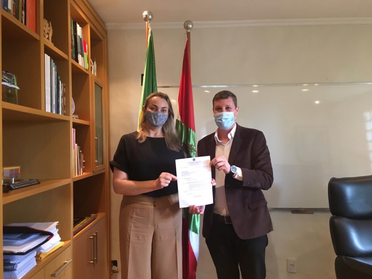 Daniela Reinerh recebe prefeito em exercício Aroldo Frigo Júnior