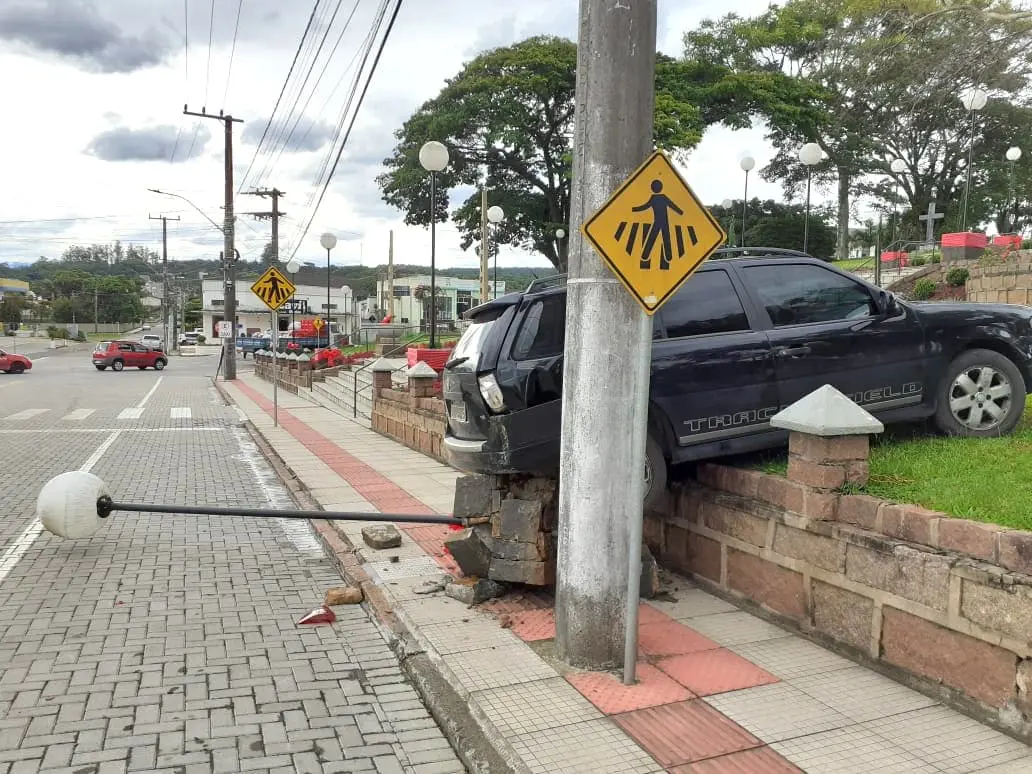 Desgovernado carro se envolve em acidente no Santuário de Nossa Senhora de Caravaggio