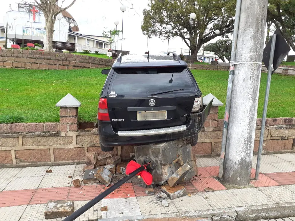 Desgovernado carro se envolve em acidente no Santuário de Nossa Senhora de Caravaggio