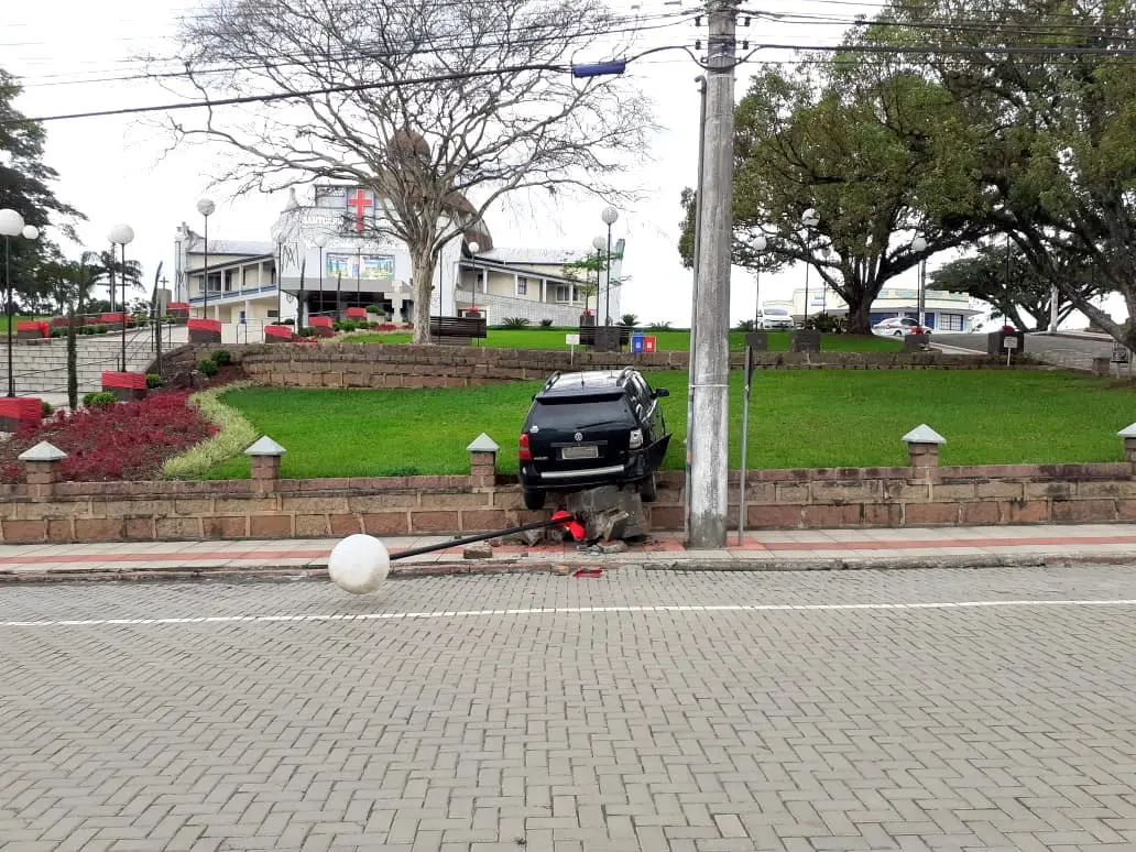 Desgovernado carro se envolve em acidente no Santuário de Nossa Senhora de Caravaggio