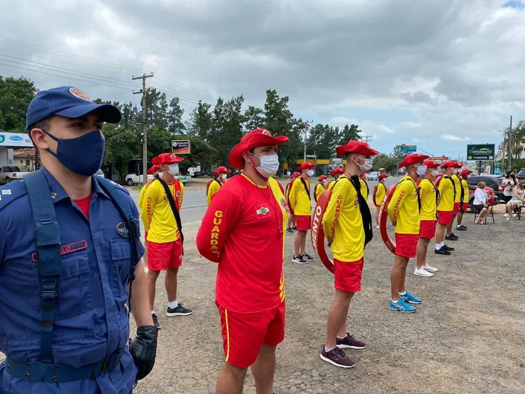 4º Batalhão de Bombeiros Militar realiza formatura de guarda-vidas civis e entrega de equipamentos