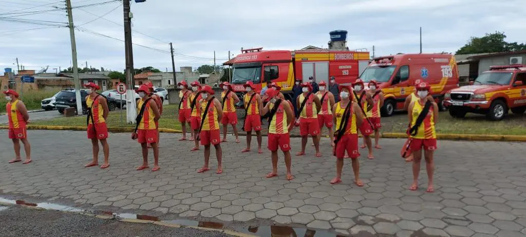 4º Batalhão de Bombeiros Militar realiza formatura de guarda-vidas civis e entrega de equipamentos