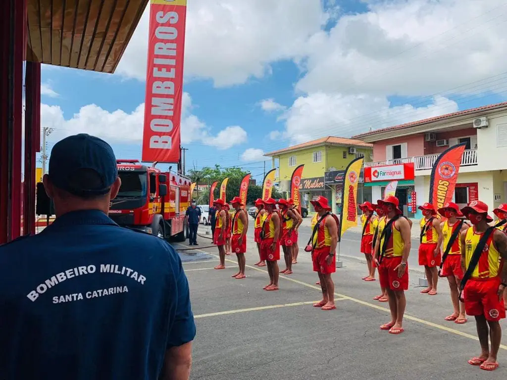 4º Batalhão de Bombeiros Militar realiza formatura de guarda-vidas civis e entrega de equipamentos