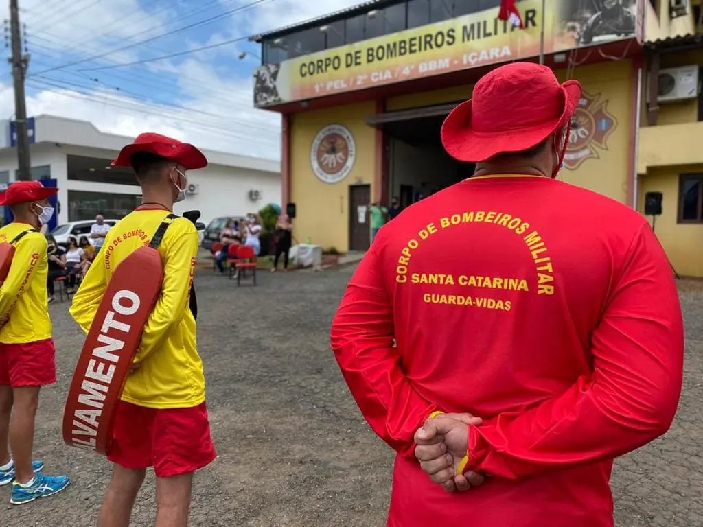 4º Batalhão de Bombeiros Militar realiza formatura de guarda-vidas civis e entrega de equipamentos