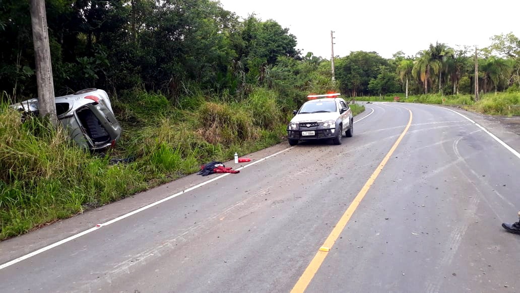 No interior de Nova Veneza carro sai da pista, capota e bate em poste