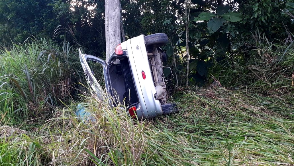 No interior de Nova Veneza carro sai da pista, capota e bate em poste