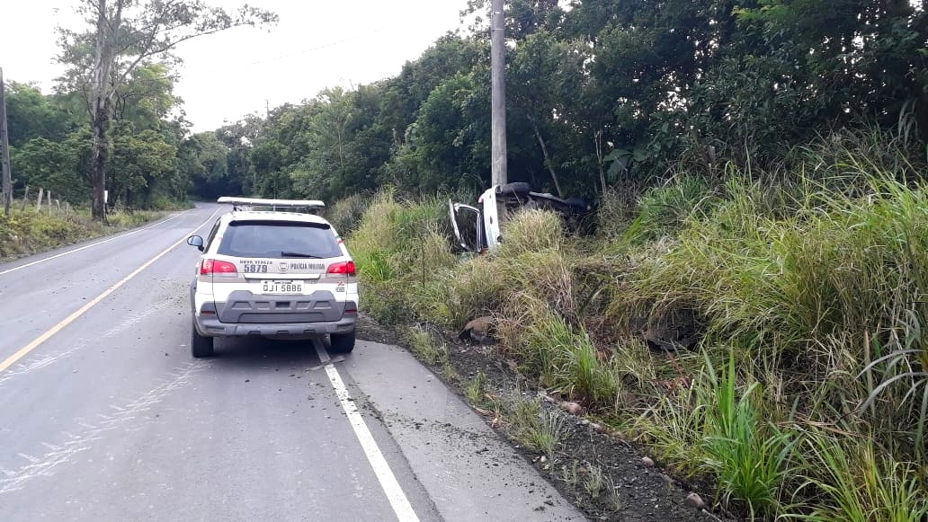 No interior de Nova Veneza carro sai da pista, capota e bate em poste