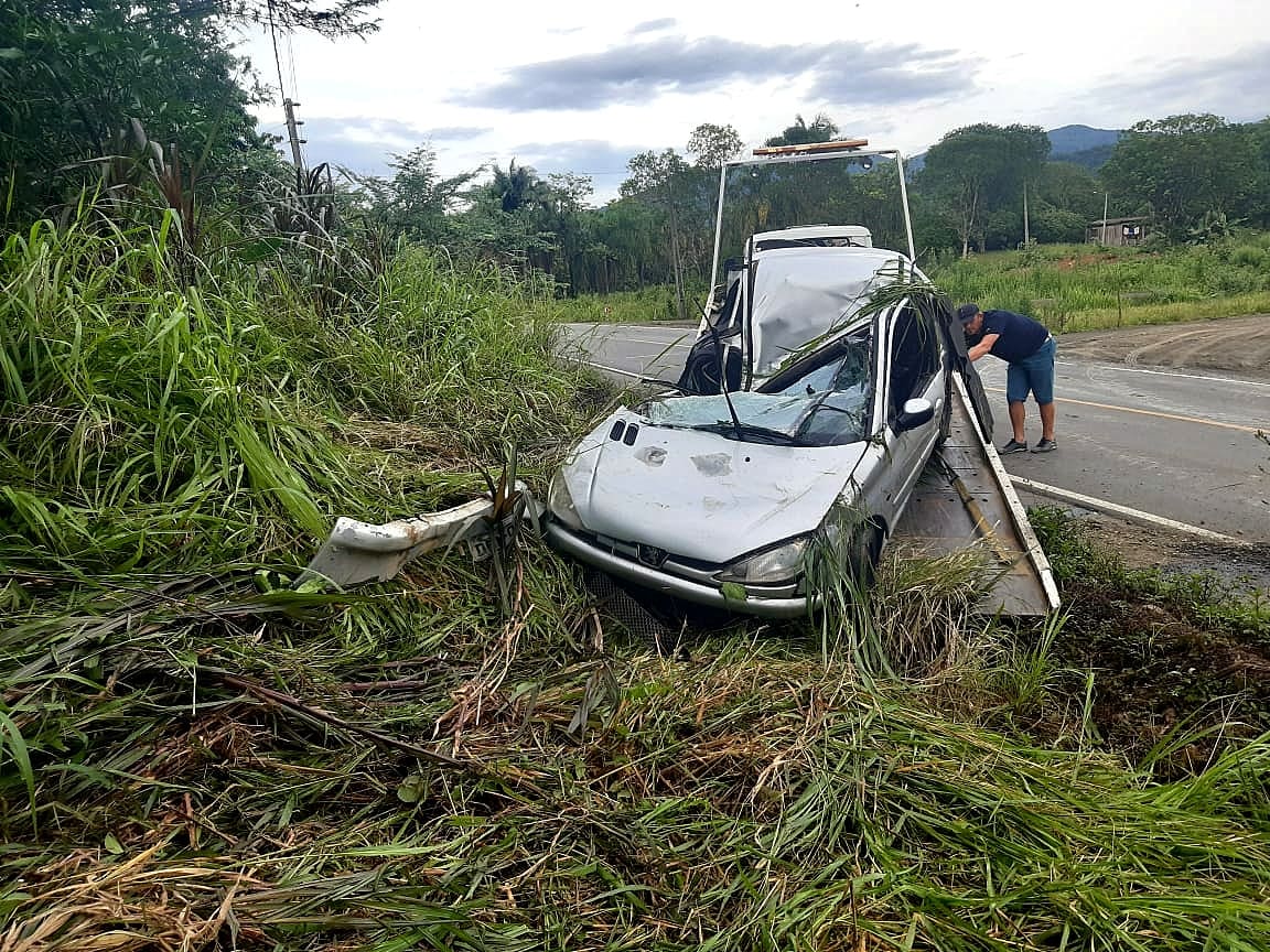 No interior de Nova Veneza carro sai da pista, capota e bate em poste