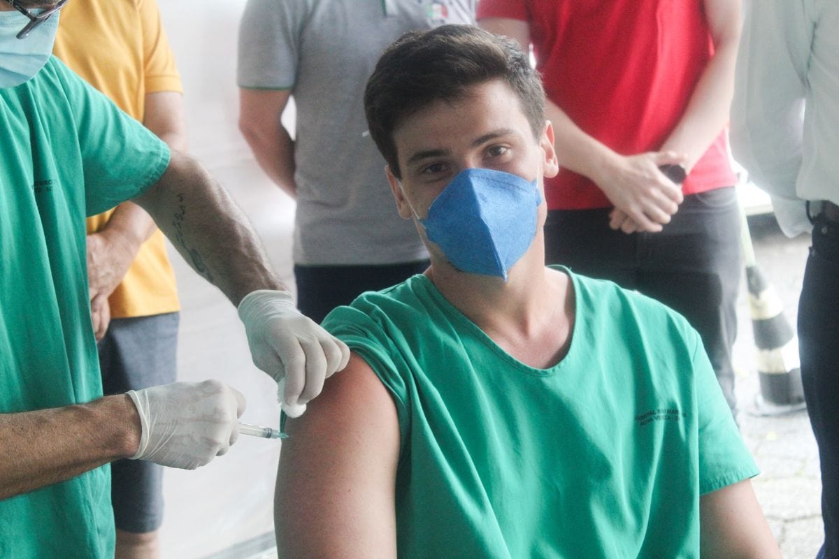 Primeiras pessoas são vacinadas em Nova Veneza