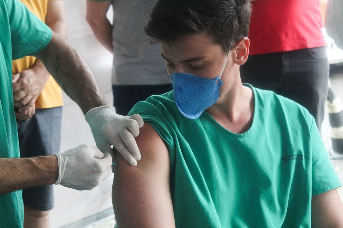 Primeiras pessoas são vacinadas em Nova Veneza
