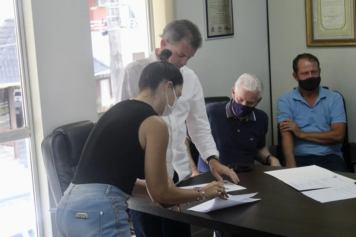 Rogério Frigo assina quatro ordens de serviços em Nova Veneza