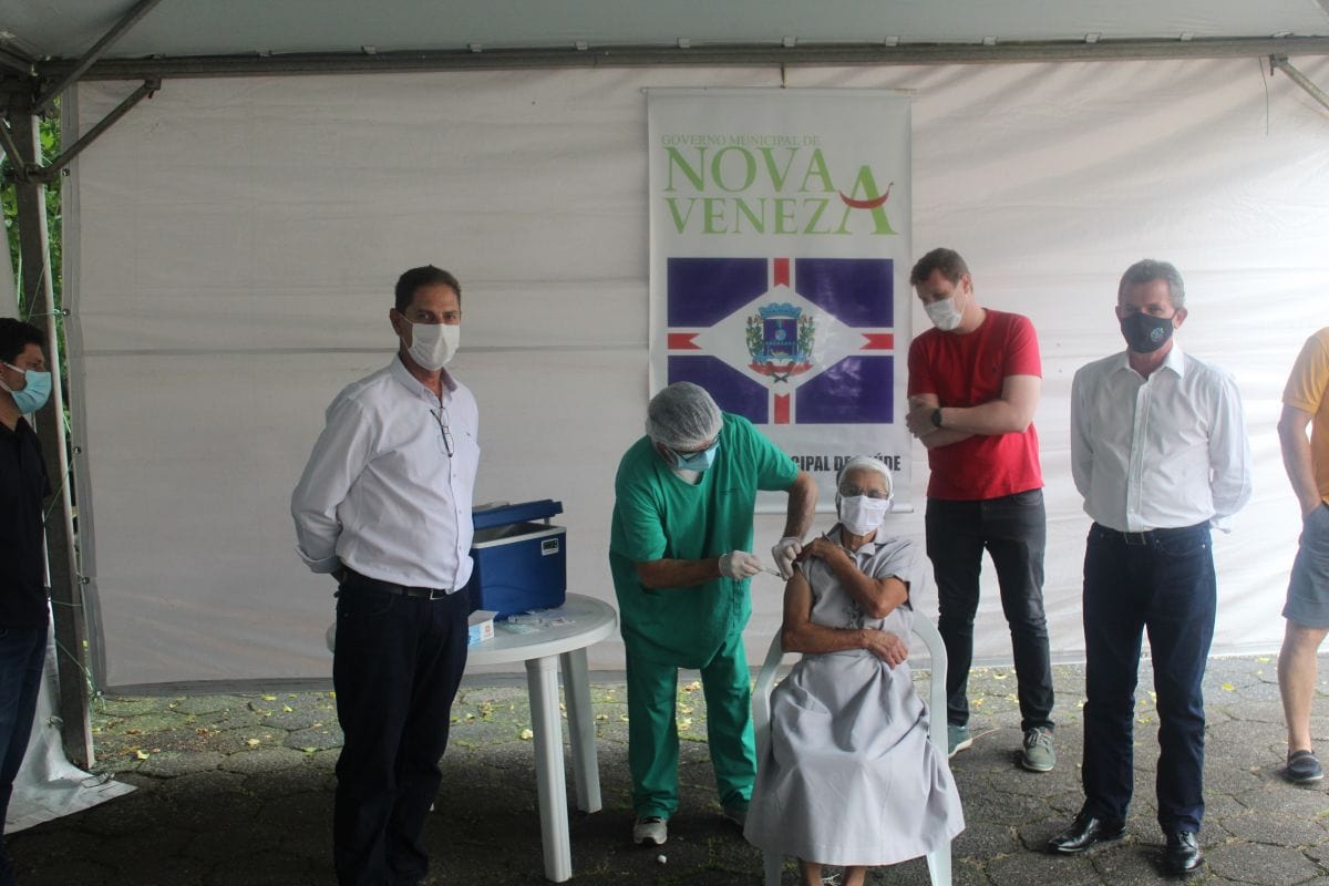Primeiras pessoas são vacinadas em Nova Veneza