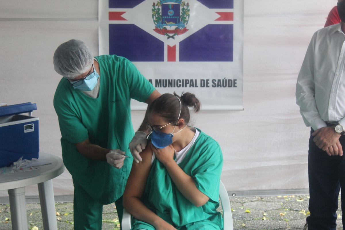 Primeiras pessoas são vacinadas em Nova Veneza