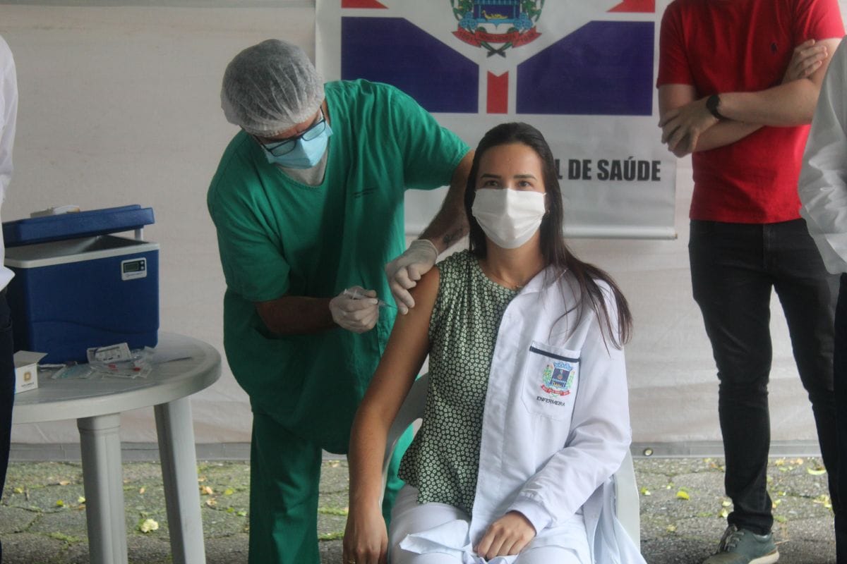 Primeiras pessoas são vacinadas em Nova Veneza