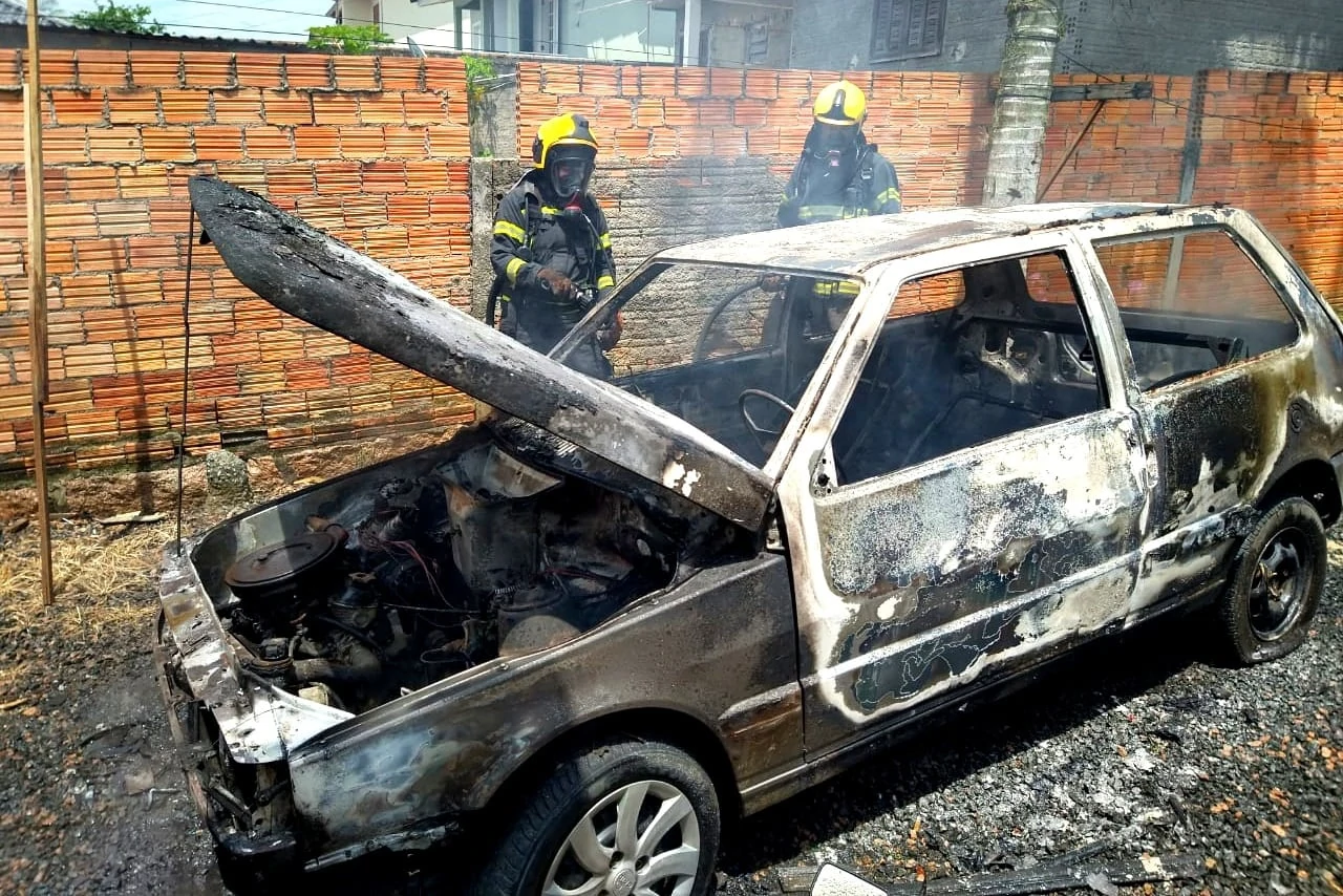 Carro com placas de Nova Veneza é destruído pelo fogo em Criciúma